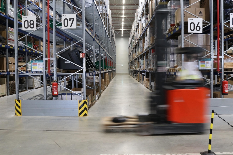 Blick in einen Gang im Logistik-Lager