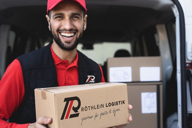Paketbote beim Ausliefern