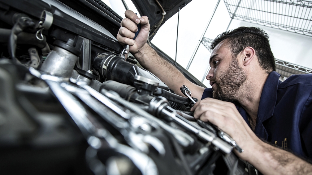 Ein Mechaniker repariert ein Auto