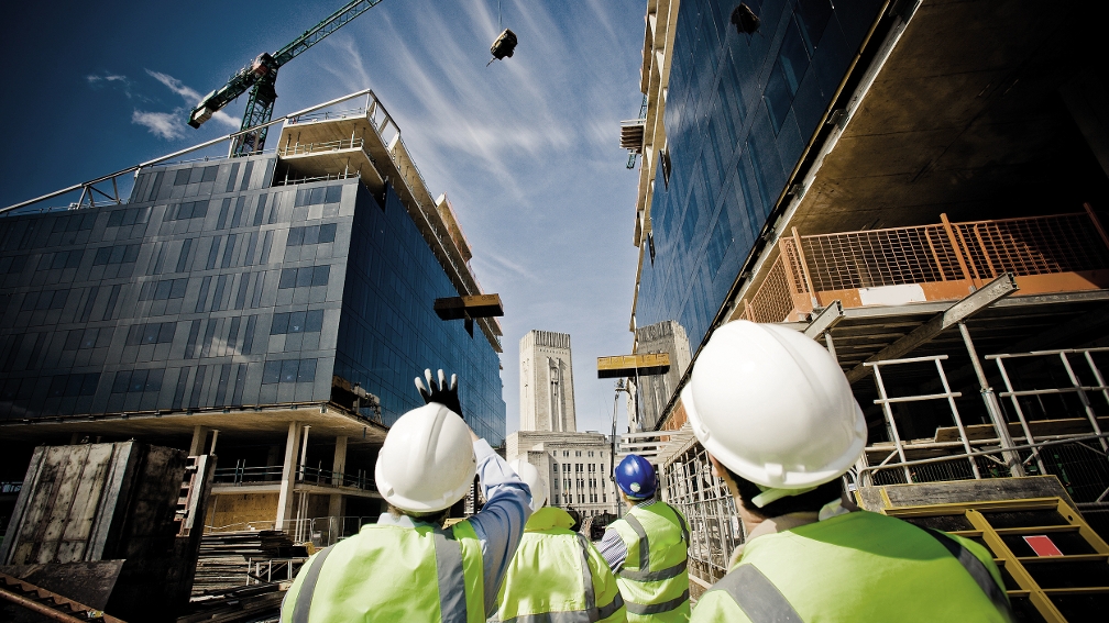 2 Bauarbeiter auf einer Baustelle